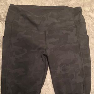 Lululemon Pace Rival 22” Crop - Grey/Black Camo